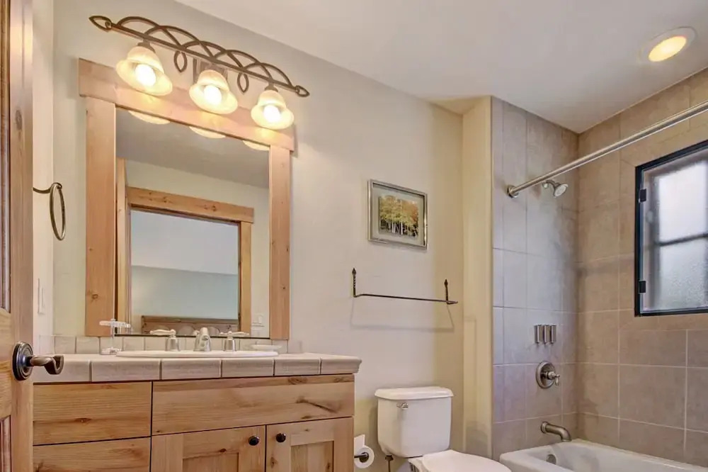 Cosmopolitan Decor + Spacious 3br In Downtown Breck Sleeps 8 3 Bedroom Townhouse by RedAwning