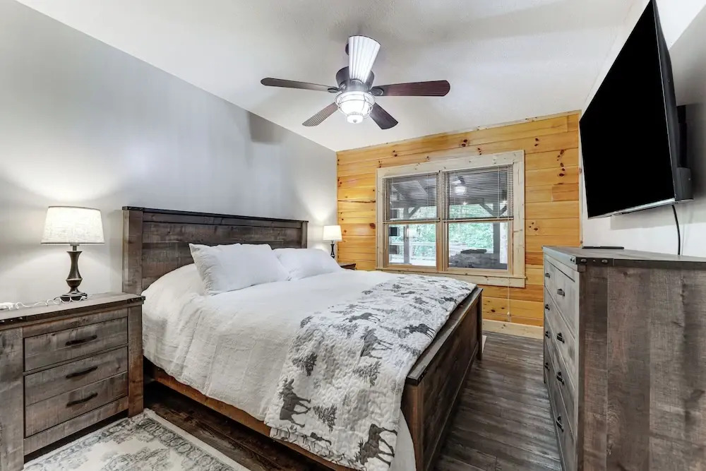 Luxe Smoky Mountains Cabin w/ Hot Tub & Views!