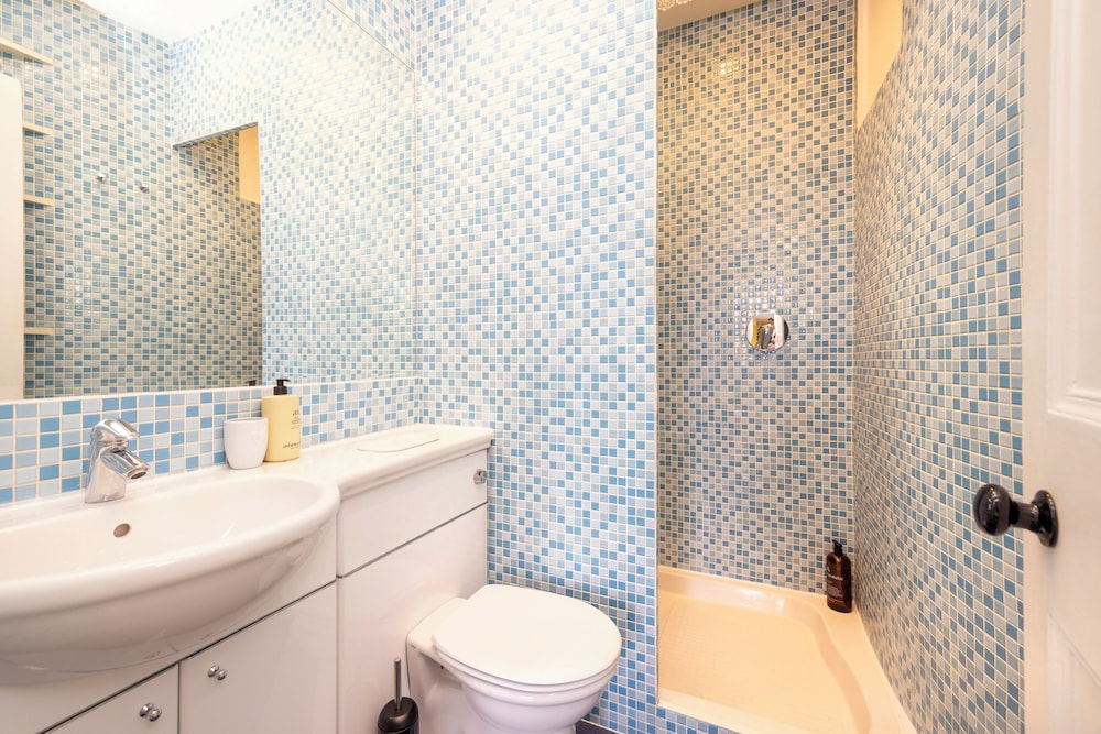 Stylish Southside Flat Near Old Town
