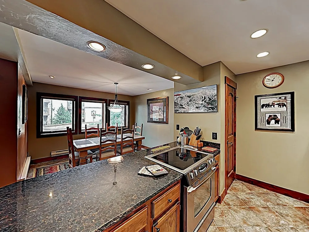 Downtown Marvel W/ Pool & Hot Tubs - Walk To Lifts! 2 Bedroom Condo