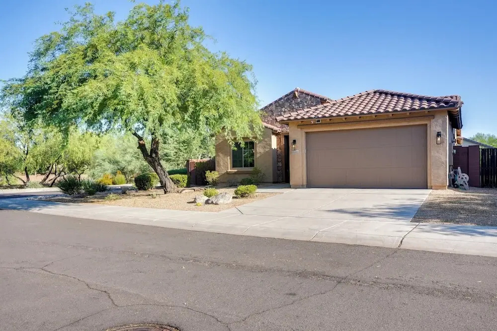 Peoria Getaway w/ Patio < 1 Mi to Hiking Trails!