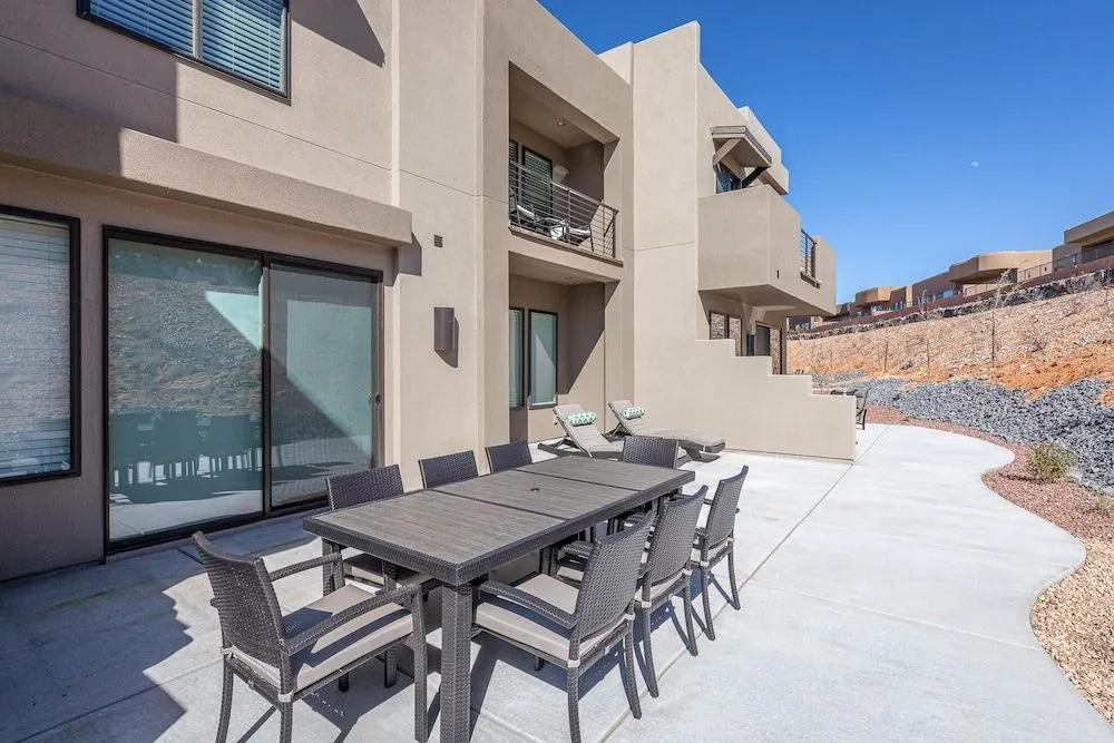 Canyon Crest Escape