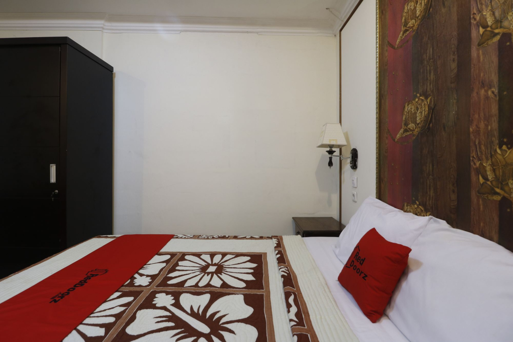 RedDoorz Plus @ Jalan Dharmawangsa