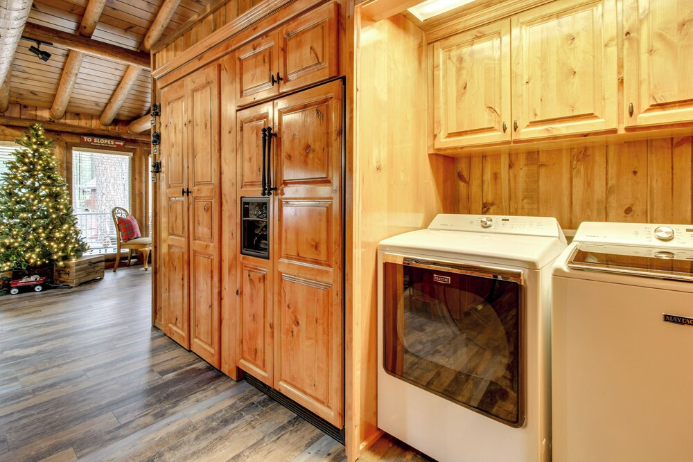 Near Fishing & Hiking: Pinetop Log Cabin w/ Deck!