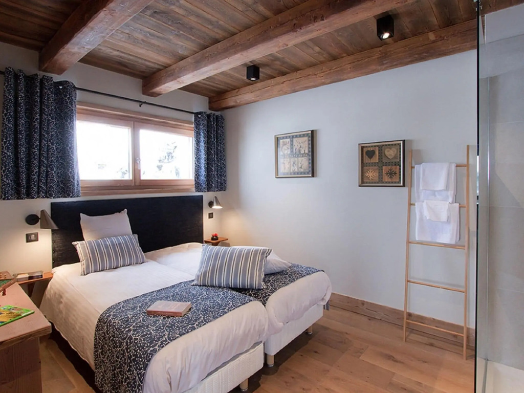 Spacious 14-person chalet with indoor pool in Les Deux Alpes