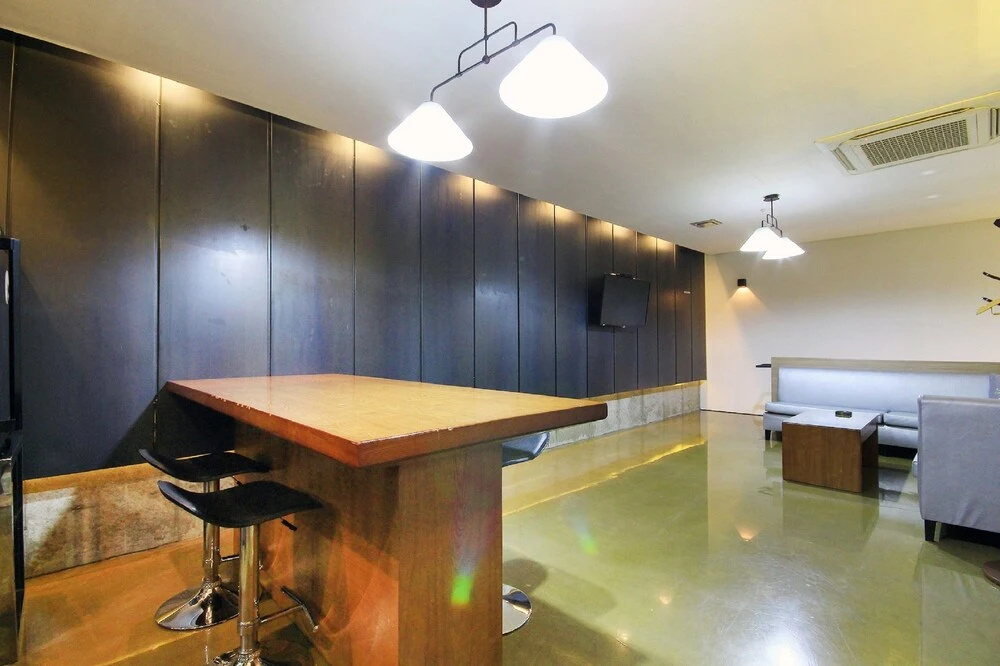 H Drive Hotel