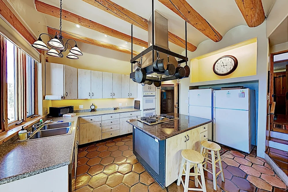 Extraordinary Private W/ Pool & Hot Tubs 6 Bedroom Home