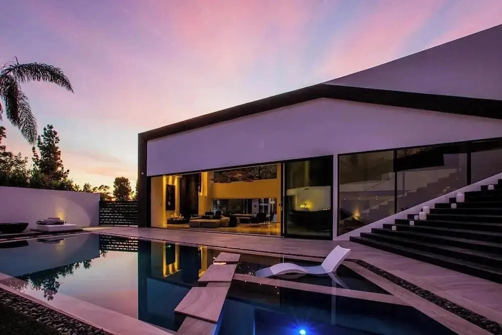 Bowmont Glass Estate - Sleek, Architectural and Unique Contemporary Estate