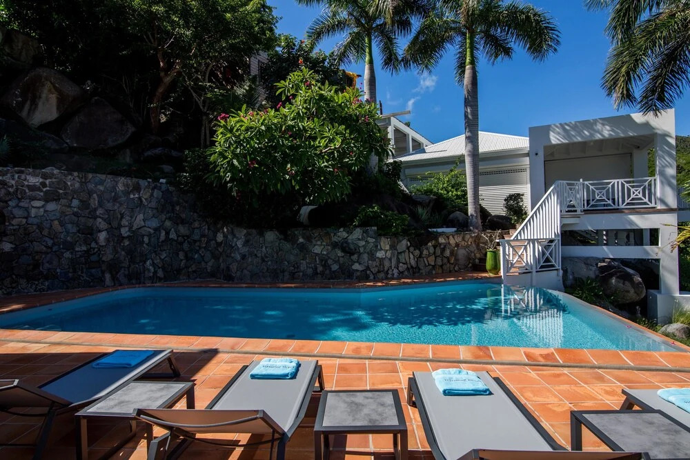 Stunning Ocean Views, Large Heated Pool, Walk to the Beach, AC, Free Wifi