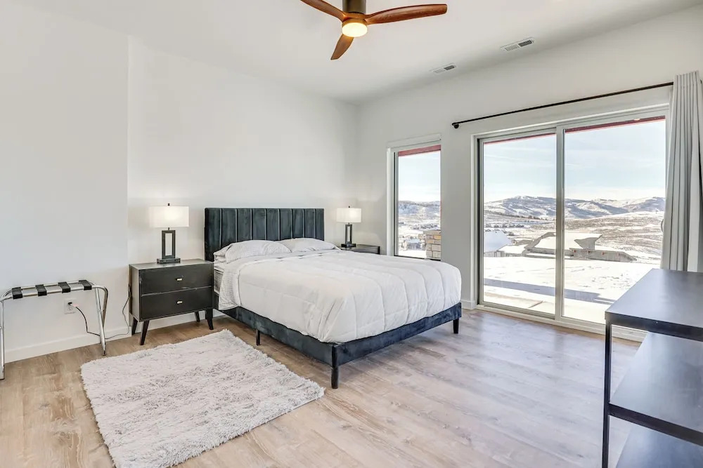 Great for Groups! Luxury Mtn-view Granby Home