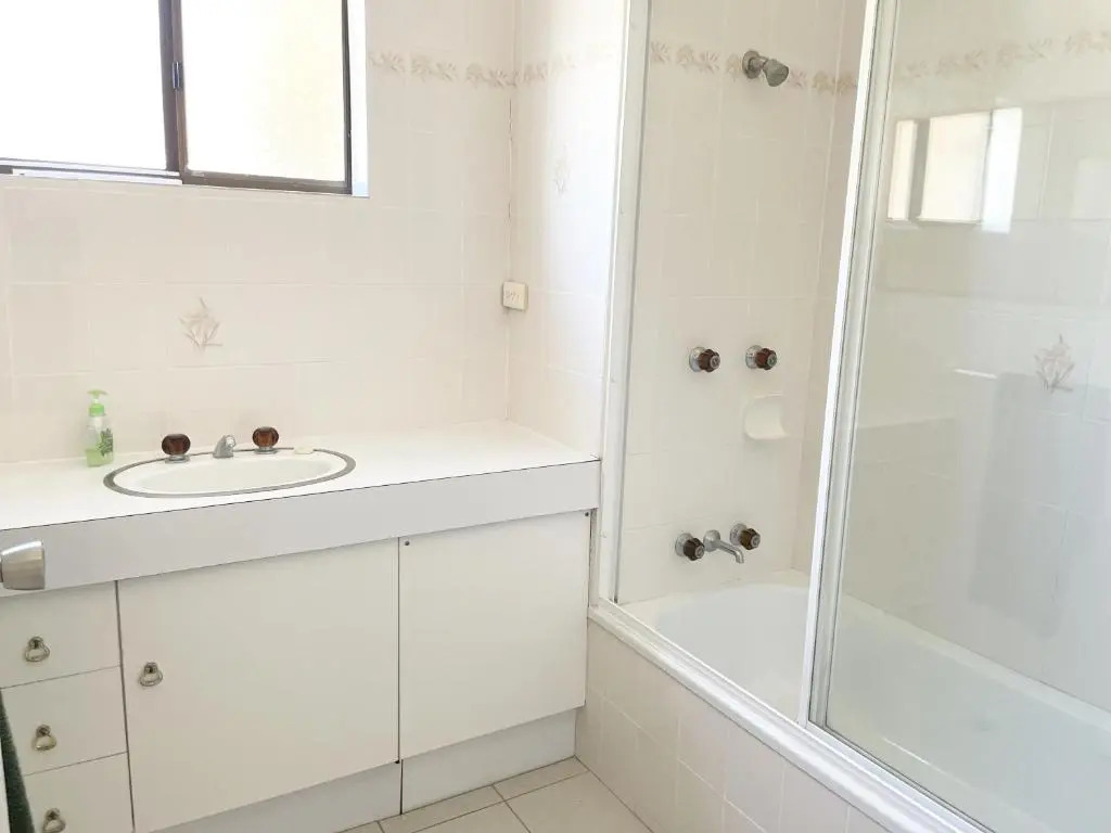 Crystal Waters-2 bed, 2 bathroom, Beachfront Unit!