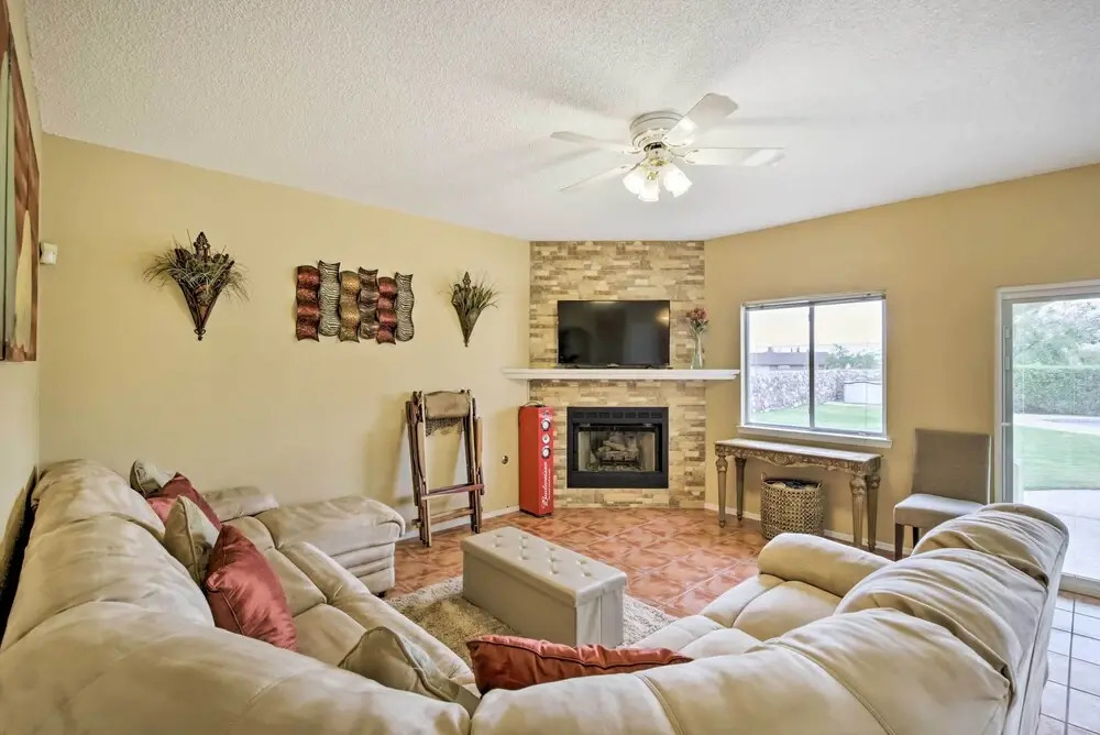 El Paso Retreat w/ Pool: 11 Mi to Downtown!