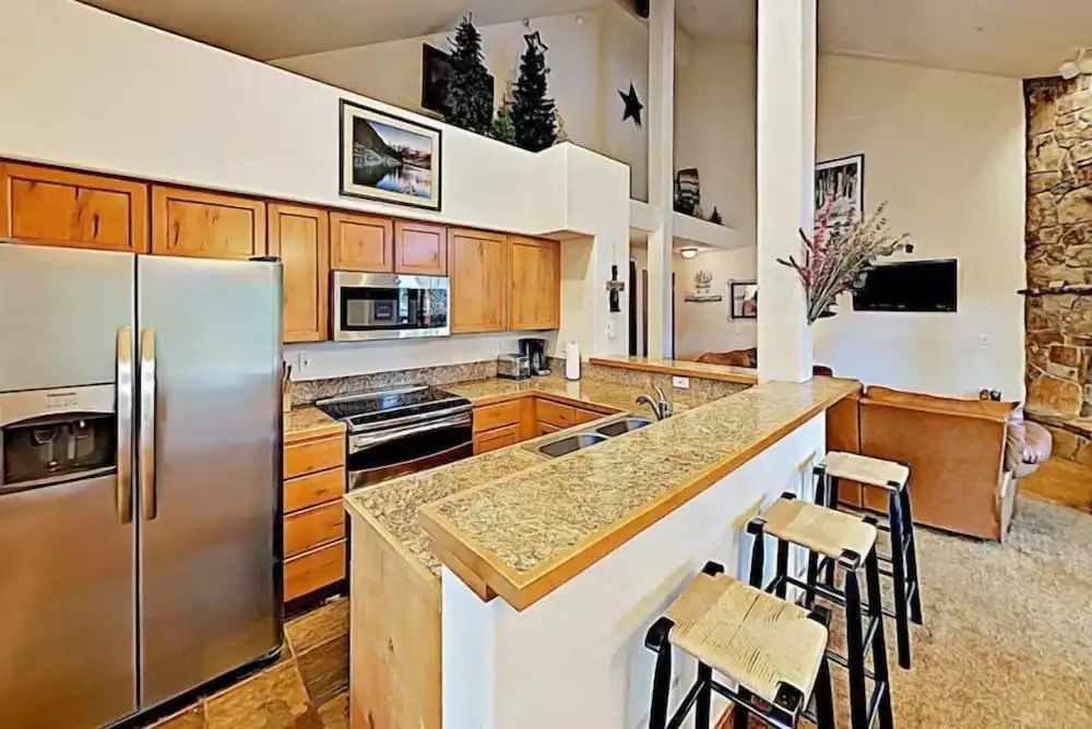 4 O Clock Ski Run Spacious 2 Bedroom Rental - Half Block from Snowflake Lift!