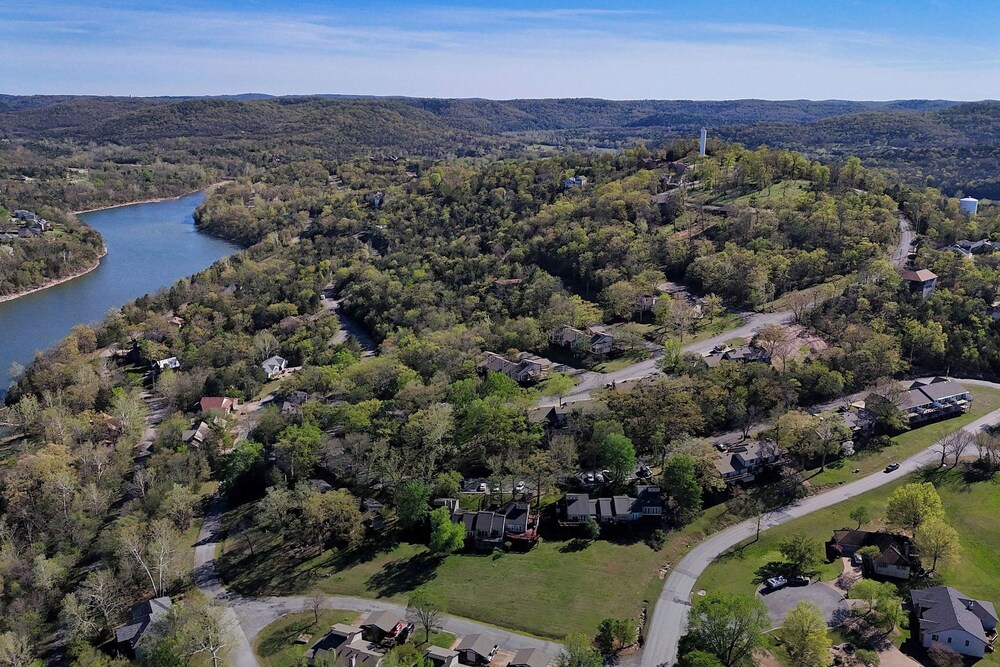 Holiday Island Escape w/ Panoramic Lake Views