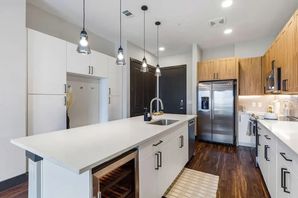 12 Min to Downtown Pool Balcony Free Parking
