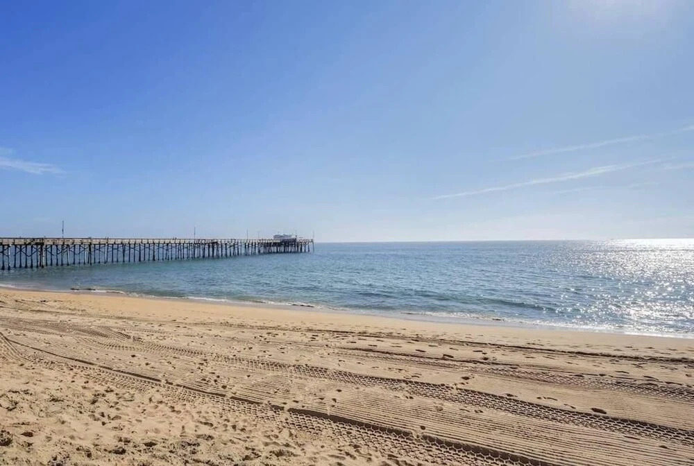 A2 Magnificent Home Steps From the Beach Sleeps 4