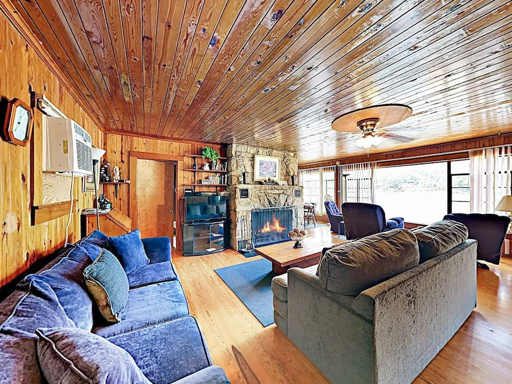 Lakefront : Deck W/ Blue Ridge Mountain View 2 Bedroom Home