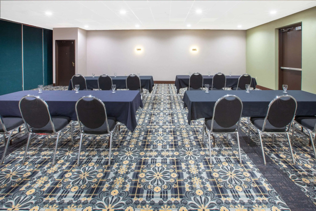 Days Inn & Suites by Wyndham Grand Rapids Near Downtown