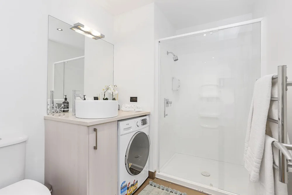 Brand New Refurbished 2 Bedroom In City By Urban Butler