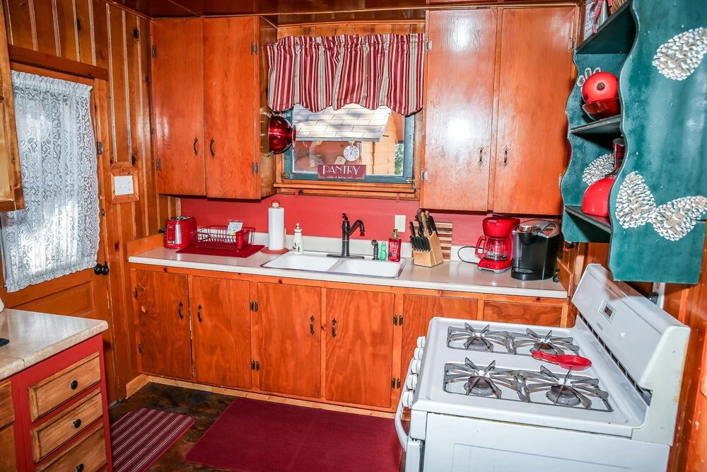 Cinnamon Bear - 2 Br cabin by RedAwning