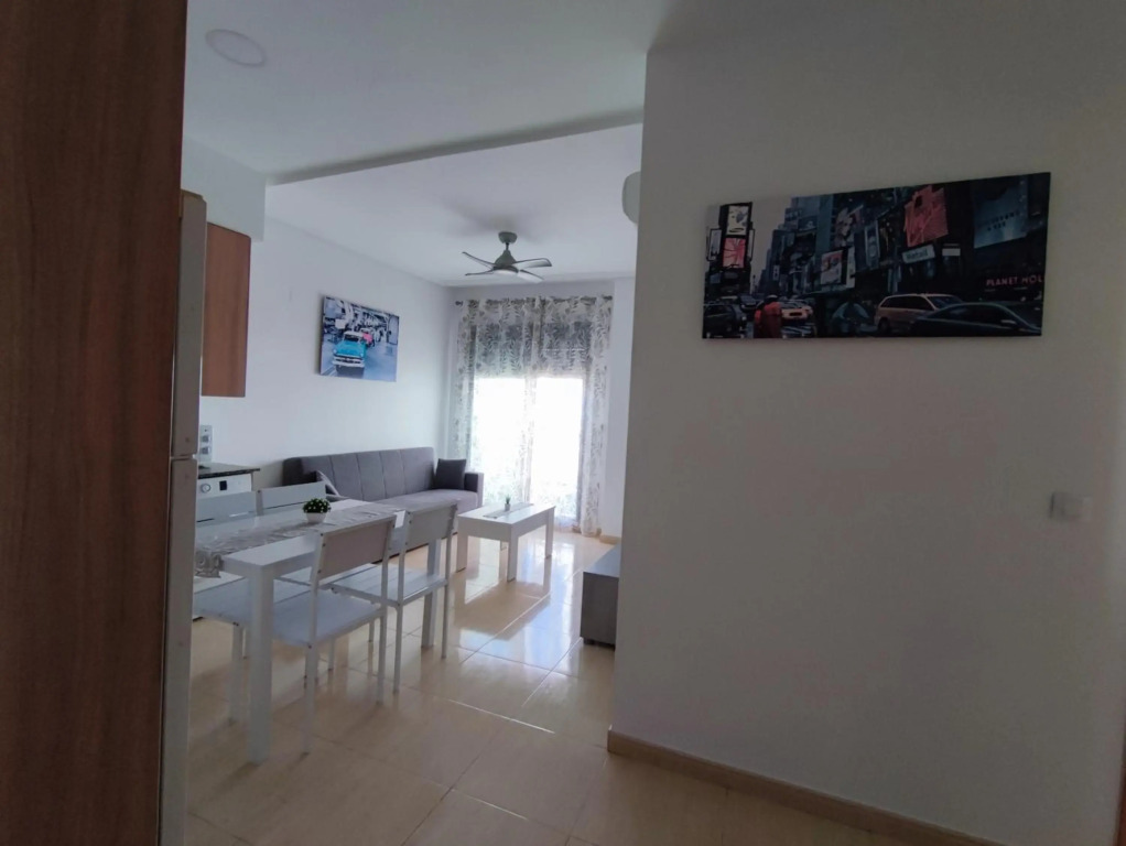 Apartamento con patio, piscina y parking privado