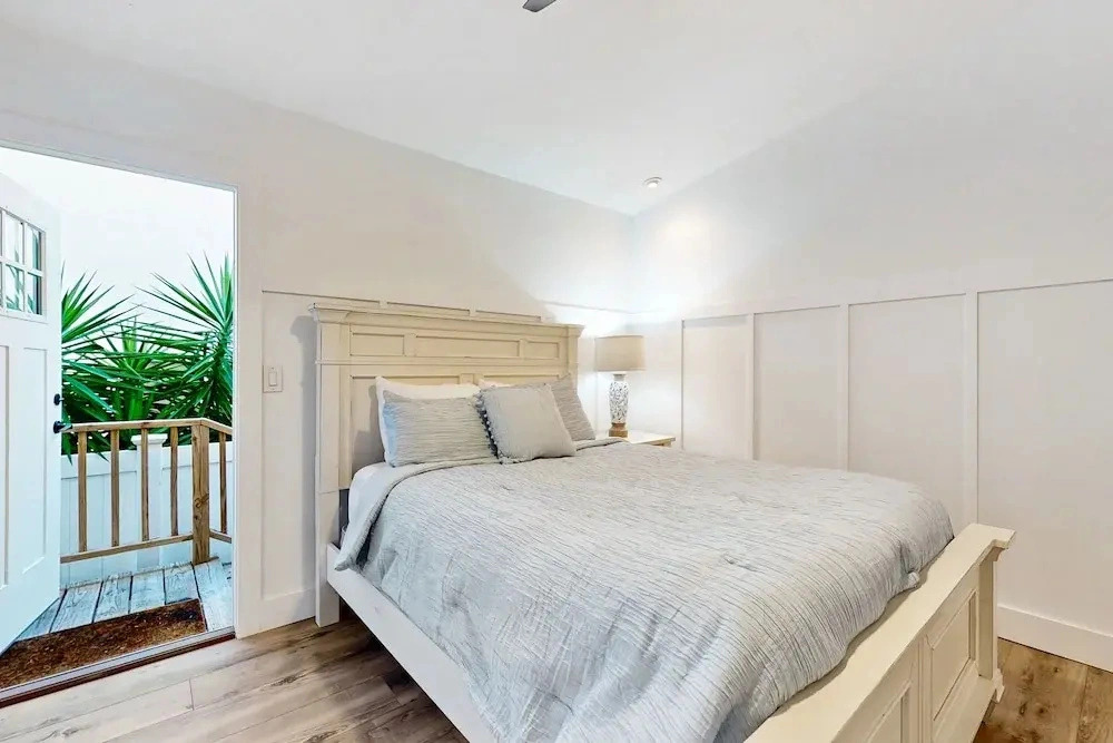 Inviting Beach House - Walk to Beach, Shopping & Dining
