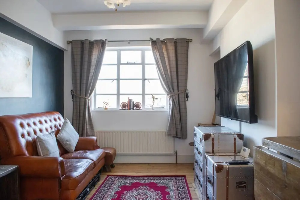 Beautifully Decorated Contemporary 2 Bedroom Flat