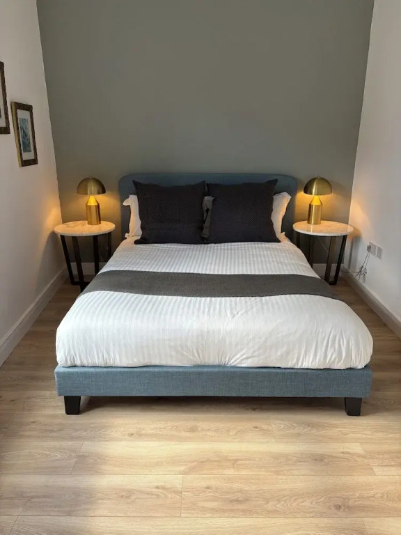 2 x bed city apartment with parking
