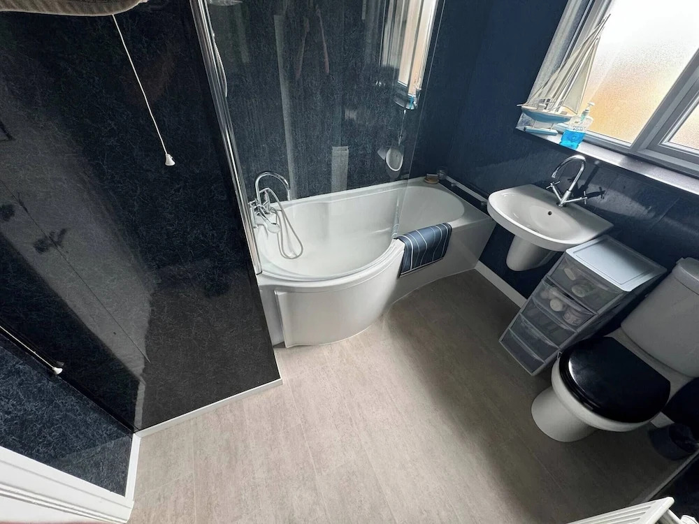 Spacious Luxury House Sleeps 8 Adults
