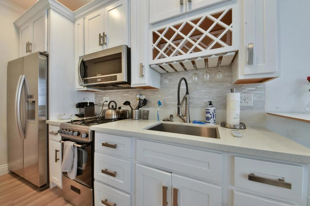 A3 Modern Home Next to Beach Sleeps 4 With AC and Beach Essentials