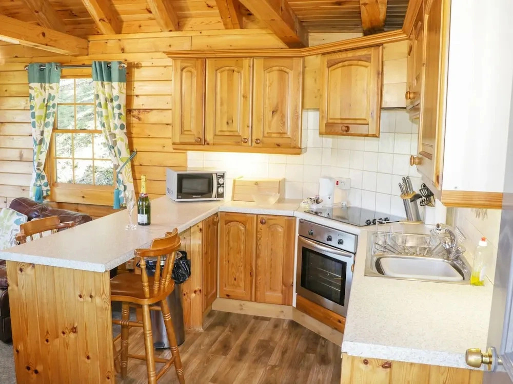 Hollies Lodge
