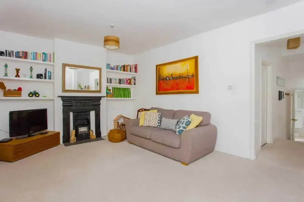 Bright and Airy 3 Bedroom Maisonette in South London
