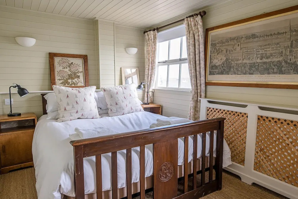 The Boathouse in Felixstowe Ferry - Stunning Waterfront Property