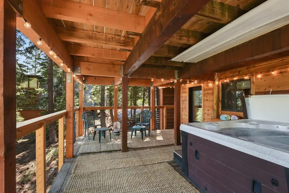 Snowshoe Cabin 3 Decks, BBQ & Hot Tub!
