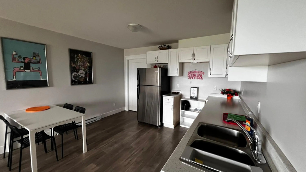 Kelowna new lake view 2bedroom suite close BIG WHITE