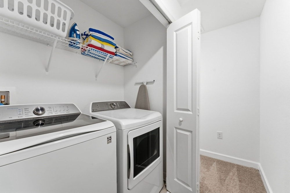 4BR Townhome w/ Private Pool at Storey Lake