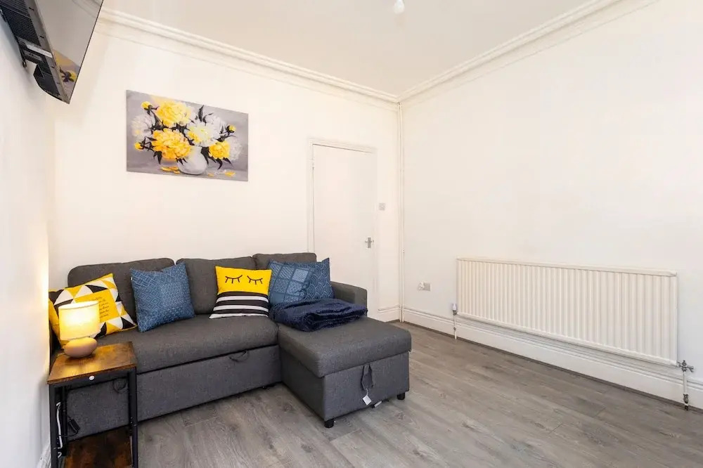 Green Corner House Sleeps 6 & Free Parking