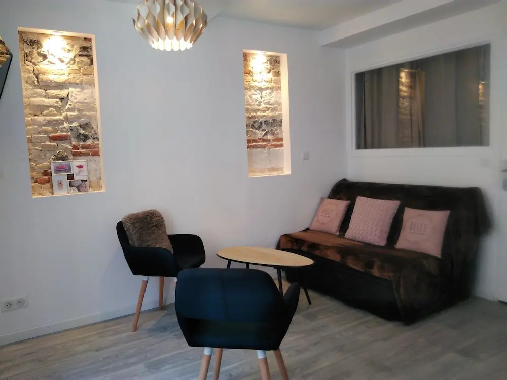 L établissement LA PLAGE A 2 PAS vous propose, 3 Appartements DEUX chambres, 1 appartement une pièce avec CLIMATISEUR , Netflix, lits faits à votre arrivée, serviettes de toilette, Ménage, Wifi, en hyper centre ,Plage à 100m, BOX à Vélos