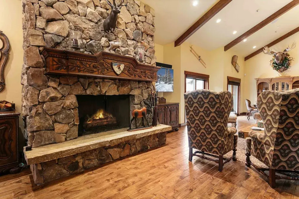 1617 - Six Bedroom plus Den Lakeside 6 Condo