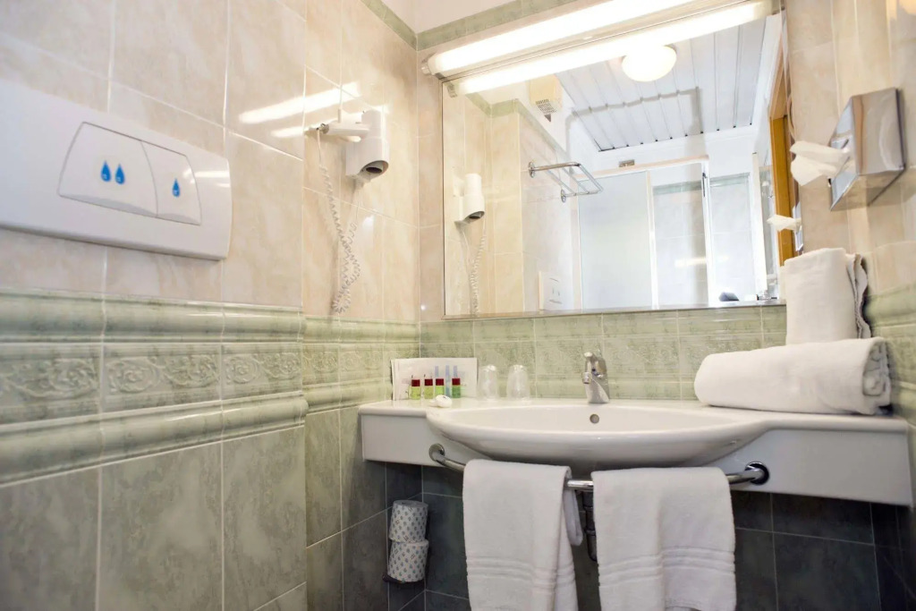 Adoro Hotel
