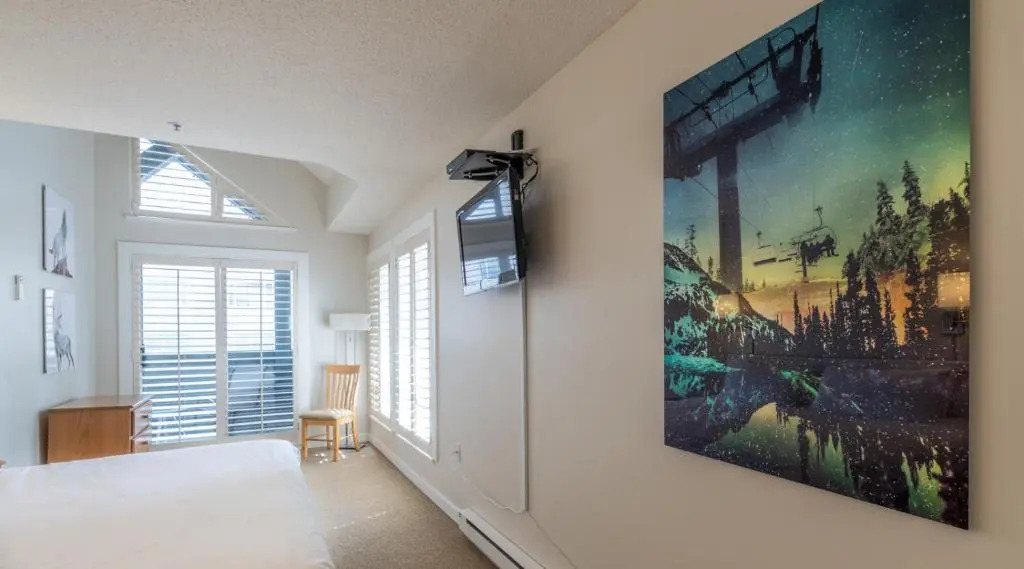 Renovated Ski in ski out 2 bedroom 1 bedroom plus enclosed loft