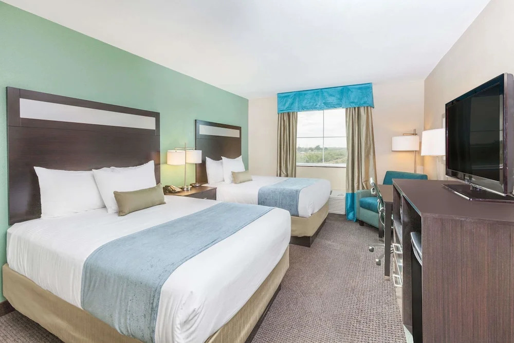 Baymont Inn & Suites Midland Center