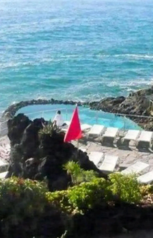 THE POPPIES Suite with Charm 100m Ocean! - Free Welcoming Cava - Smart TV - Mini Bar - Coffee & Tea