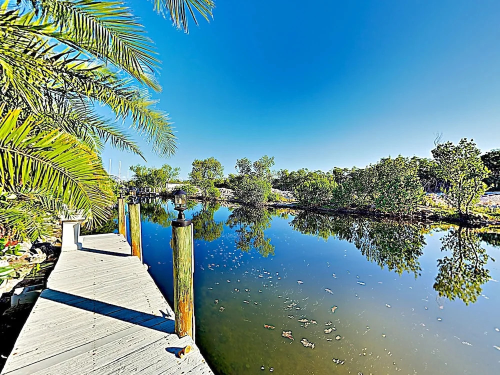 Canal-front Dream W/ Private Pool, Spa & Dock 3 Bedroom Home