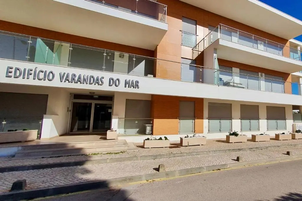 Olhos De Água 1BR with Pool, AC and Free Parking