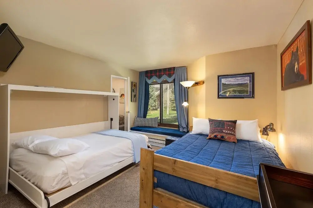 1095 Wild Irishman 2 Bedroom Condo by Redawning