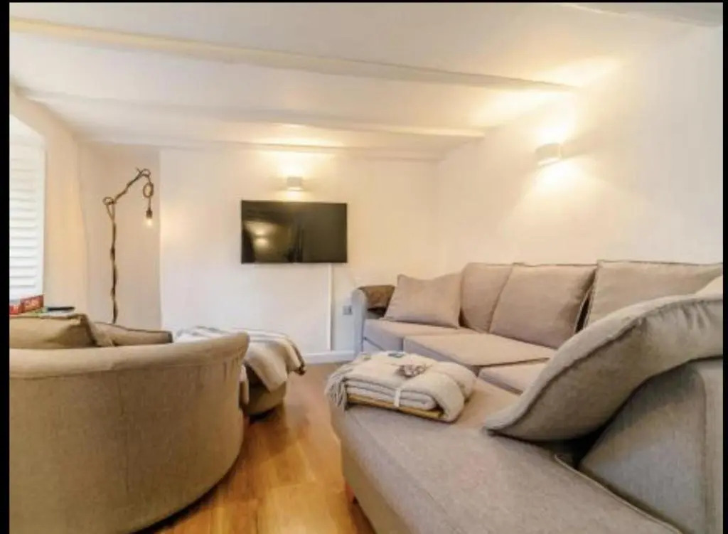 2-bed, Sleeps 4, Pets Welcome, Parking
