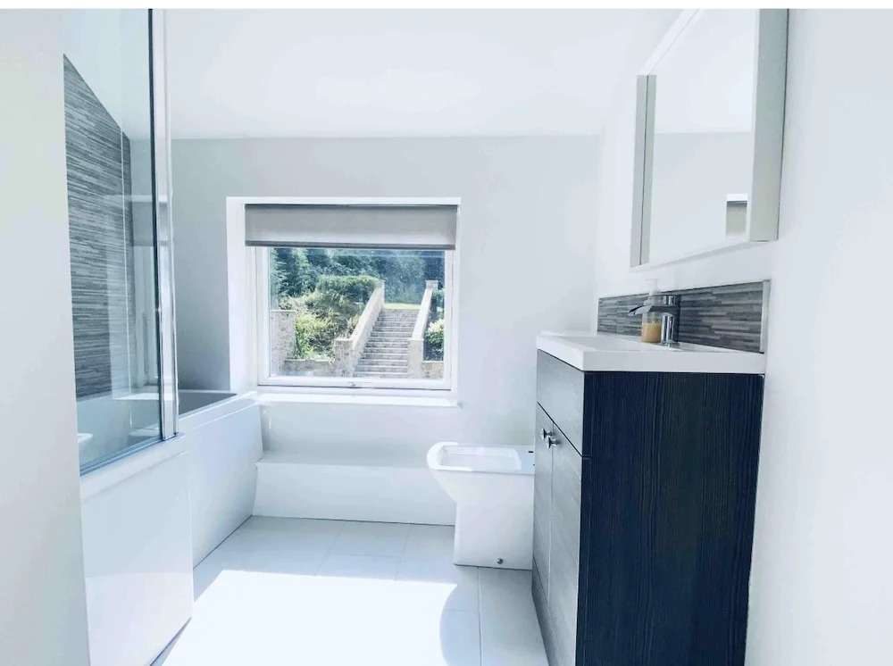 Exclusive 4-bed House 10 Minutes From Newcastle