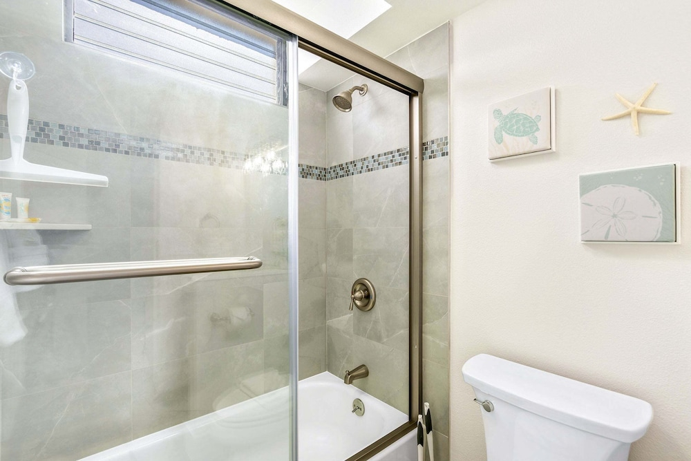 Kihei Akahi D-515: Newly Renovated Ocean View, No Carpet, 3 Zone Split AC, Wi-fi