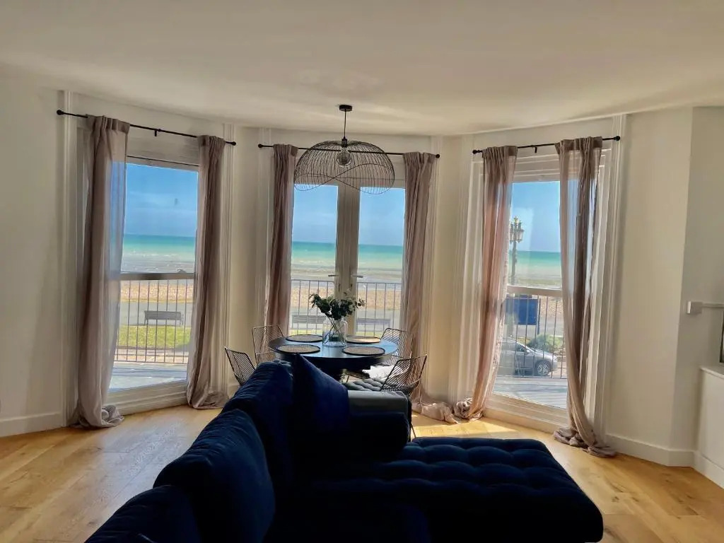Seaview Flat with Balcony, Spacious 2 Bedroom